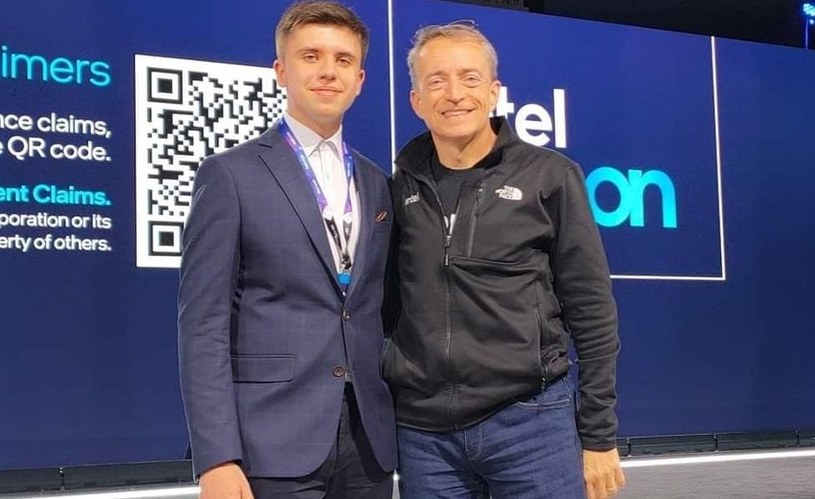 Maksymilian Paczyński miał 16 lat, gdy stworzony przez niego algorytm wygrał konkurs Intela. Na zdjęciu z CEO Intela Patem Gelsingerem (z prawej). /archiwum prywatne/Facebook /archiwum prywatne