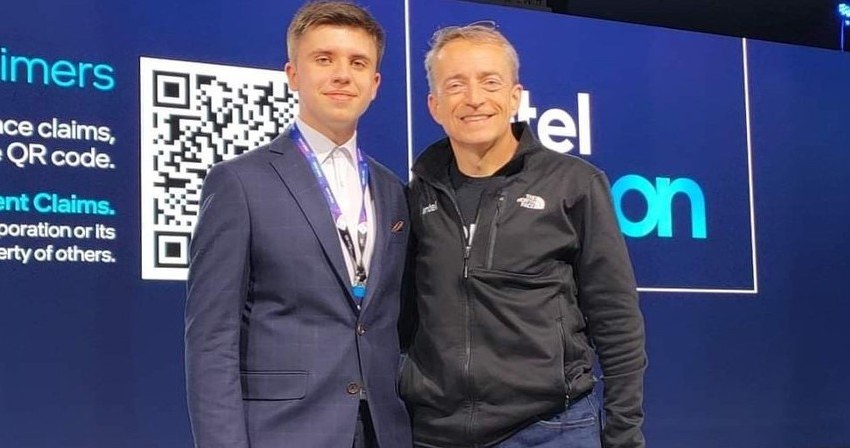 Maksymilian Paczyński miał 16 lat, gdy stworzony przez niego algorytm wygrał konkurs Intela. Na zdjęciu z CEO Intela Patem Gelsingerem (z prawej). /archiwum prywatne/Facebook /archiwum prywatne