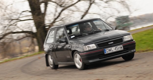 Mała Corsa w swojej najmocniejszej wersji to istny król ciasnych zakrętów. /Motor