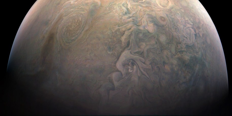 Mała Czerwona Plama (po lewej) na najnowszym opublikowanym zdjęciu z sondy Juno / NASA/JPL-Caltech/SwRI/MSSS/Gerald Eichstaedt/John Rogers /materiały prasowe