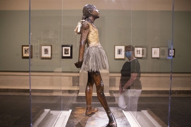 "Mała czternastoletnia tancerka" Edgara Degasa /MICHAEL REYNOLDS    /PAP/EPA