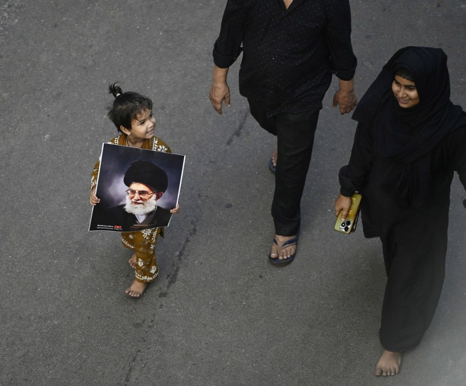 Mała dziewczynka trzyma portret zabitego w amerykańsko-izraelskich atakach przywódcy Iranu ajatollaha Chameneiego, marzec 2026 /IMAGO/Hindustan Times/Imago Stock and People/East News /East News