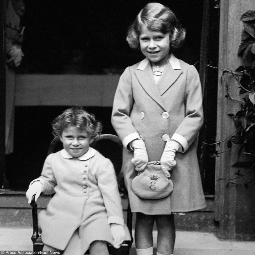 Mała Elżbieta II z młodszą siostrą Małgorzatą, 1933 rok /PA /East News