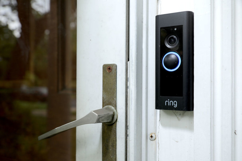 Mała kamera umieszczona w dzwonku do drzwi może zawierać nagrania, które obciążą niejednego obywatela. / Chip Somodevilla / Staff /Getty Images