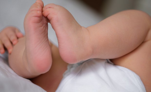 Mała Klaudia zostawiona w oknie życia we Wrocławiu