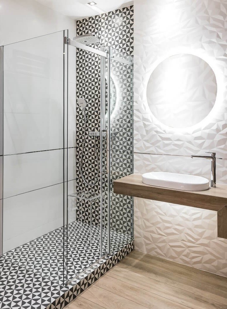 Mała łazienka w kawalerce z płytkami 3D, patchworkiem i płytkami drewnopodobnymi / pixabay.com /.