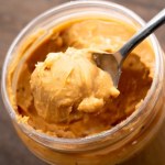 Mała łyżeczka, wielka moc. Co dzieje się z twoim ciałem, gdy codziennie jesz masło orzechowe? 