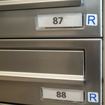 Mała naklejka, duża zmiana. Dzięki literze „R” na skrzynce listonosz nie zostawia awizo