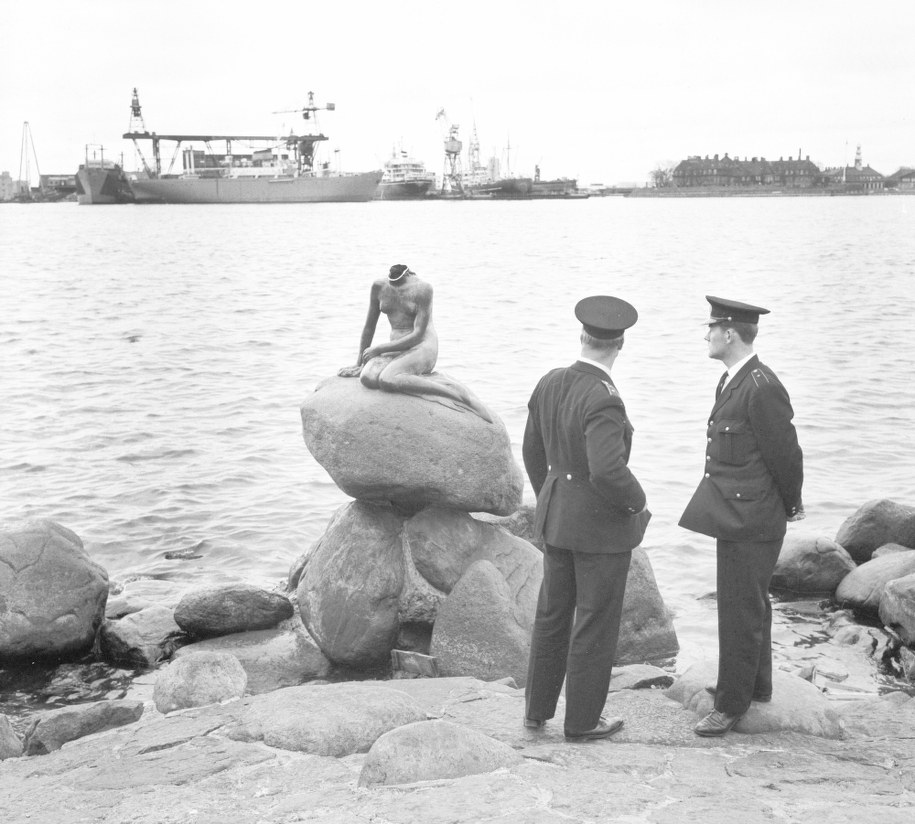 Mała Syrenka bez głowy, zdjęcie sprzed 50 lat /JOERGEN BONFILS /PAP/EPA