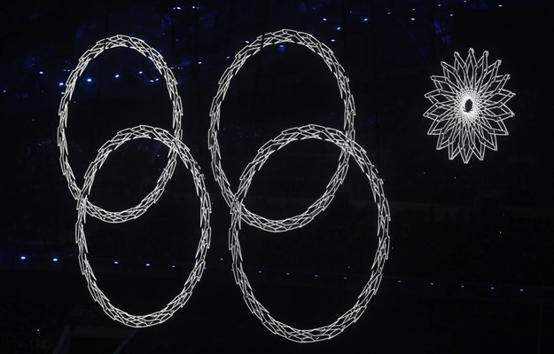 Mała wpadka podczas otwarcia igrzysk w Soczi /MICHAEL KAPPELER /PAP/DPA