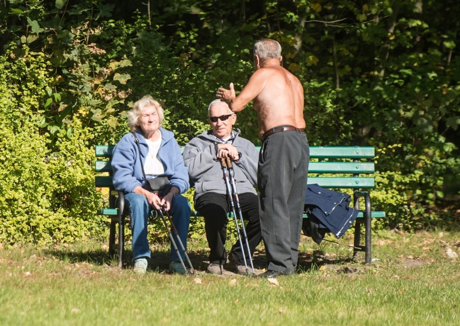 Podwyższenie wieku emerytalnego zapisane w KPO? Minister odpowiada