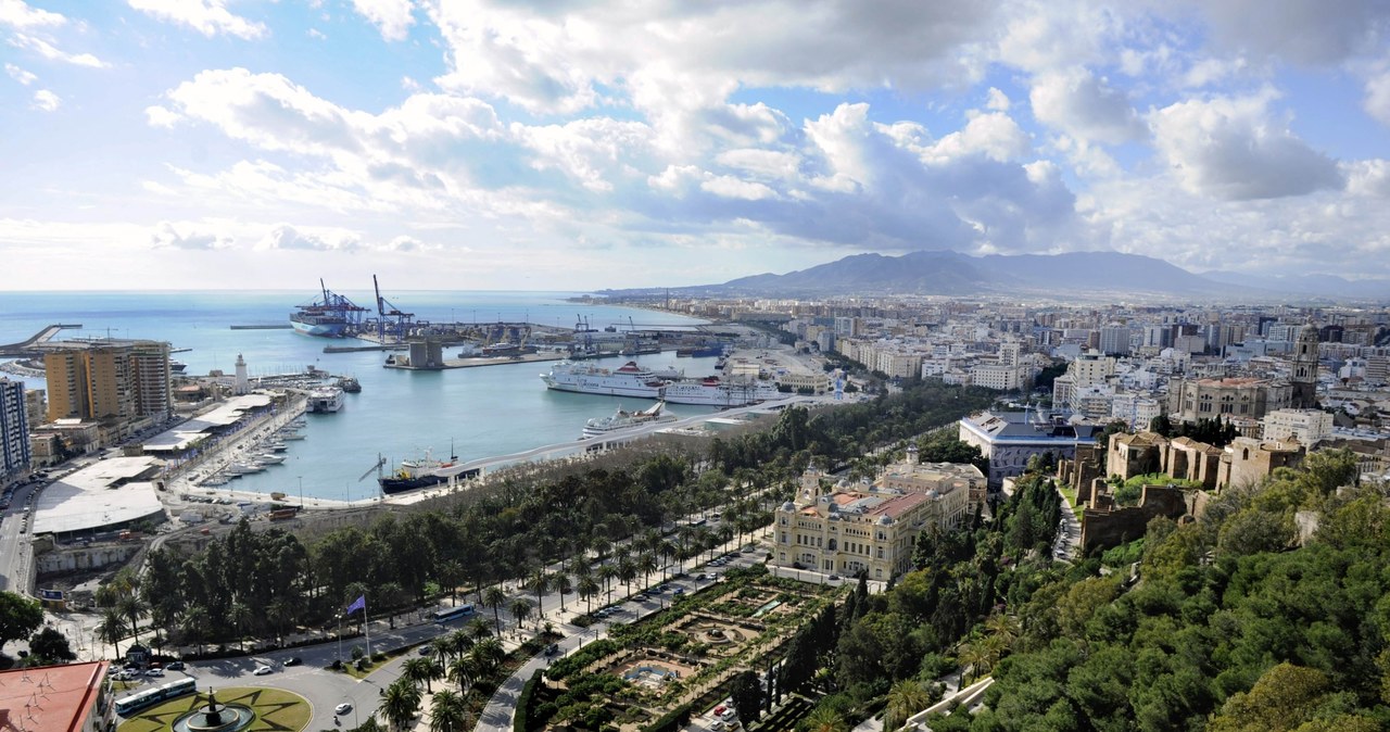 Malaga; widok na port i miasto. /AFP