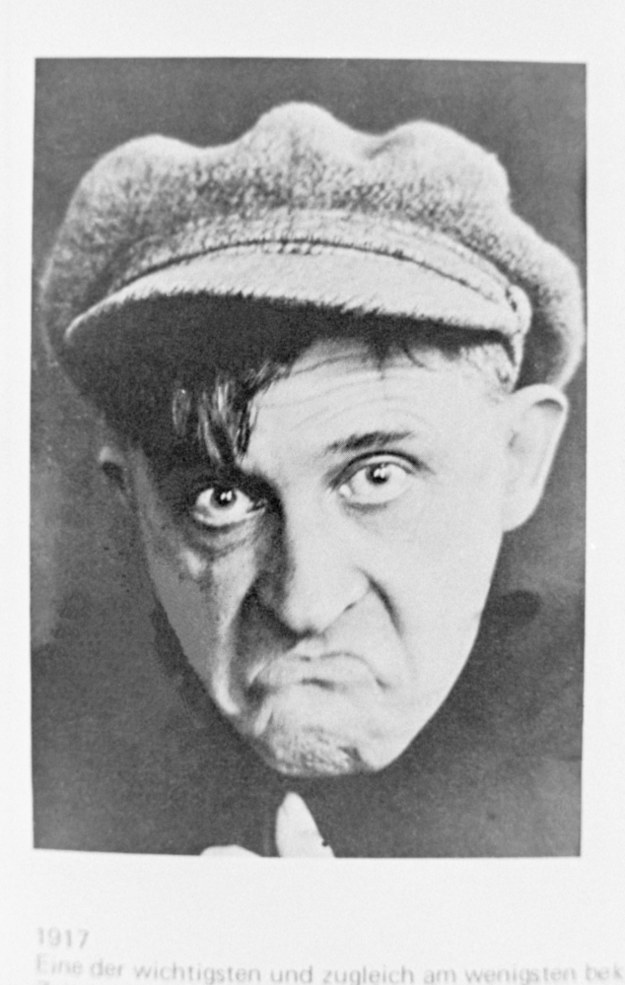 Malarz, pisarz Stanisław Ignacy Witkiewicz (1885-1939) - reprodukcje autoportretów fotograficznych grafik z książek /reprodukcja/Mirosław Stankiewicz /PAP