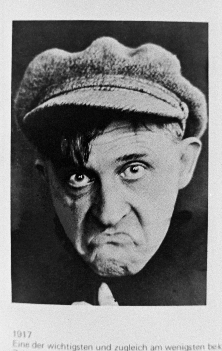 Malarz, pisarz Stanisław Ignacy Witkiewicz (1885-1939) - reprodukcje autoportretów fotograficznych grafik z książek /reprodukcja/Mirosław Stankiewicz /PAP