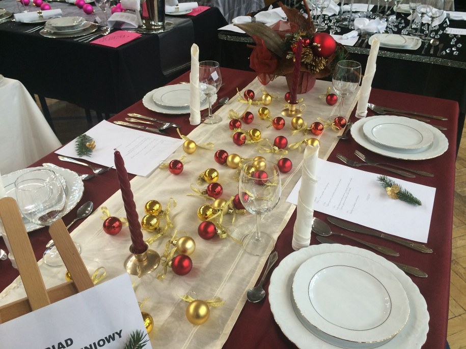 Małe bombki na stole świetnie sprawdzają się jako ozdoby /Agnieszka Wyderka /RMF FM