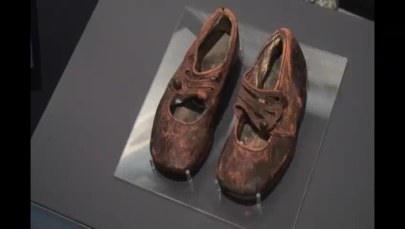 Małe buciki. Należały do dziecka , które znaleziono bez kamizelki ratunkowej