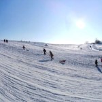 Małe góry, duża frajda. To miejsce w Polsce jest idealne na sanki