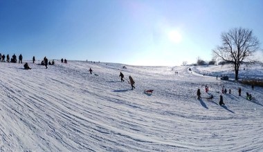 Małe góry, duża frajda. To miejsce w Polsce jest idealne na sanki