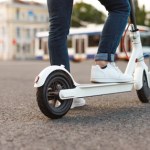 Małe koła, wielkie ryzyko. Co trzecia hulajnoga dla dzieci to potencjalne zagrożenie