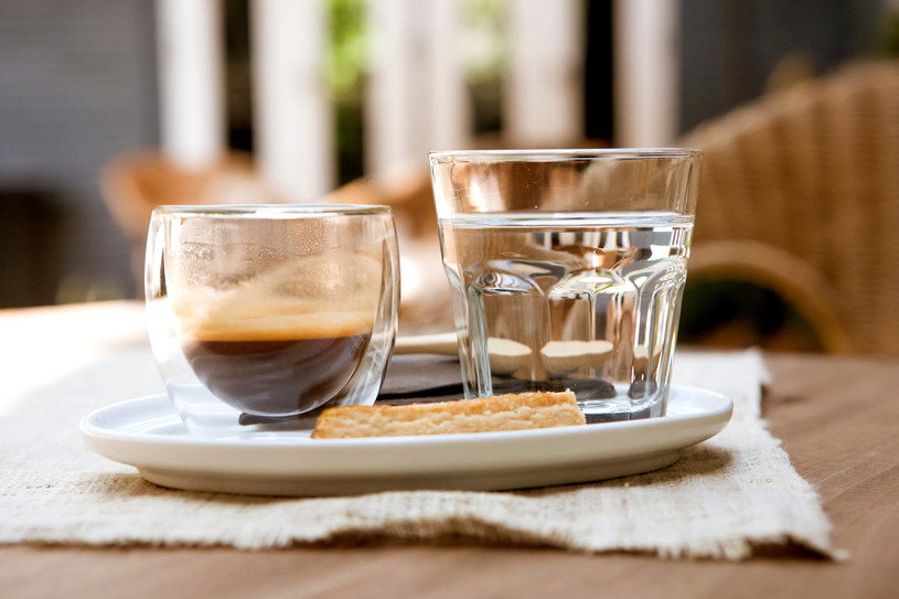Małe porcje kawy poprawiają perystaltykę jelit /123RF/PICSEL
