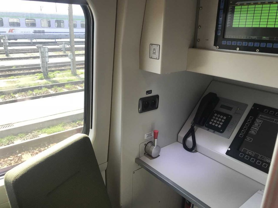 Małe rozmiary, ale wielkie znaczenie, czyli... pomieszczenie kierownika pociągu. Z obowiązkową dźwignią do hamowania awaryjnego na pulpicie! /Michał Dobrołowicz /RMF FM