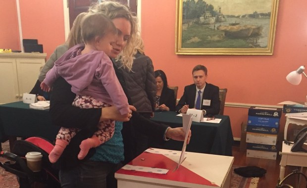 "Małe święto demokracji". Amerykańska Polonia głosuje w wyborach parlamentarnych