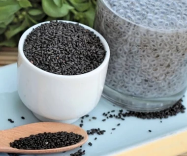 Małe ziarenka, wielkie korzyści dla zdrowia. Namoczone nasiona bazylii to superfood