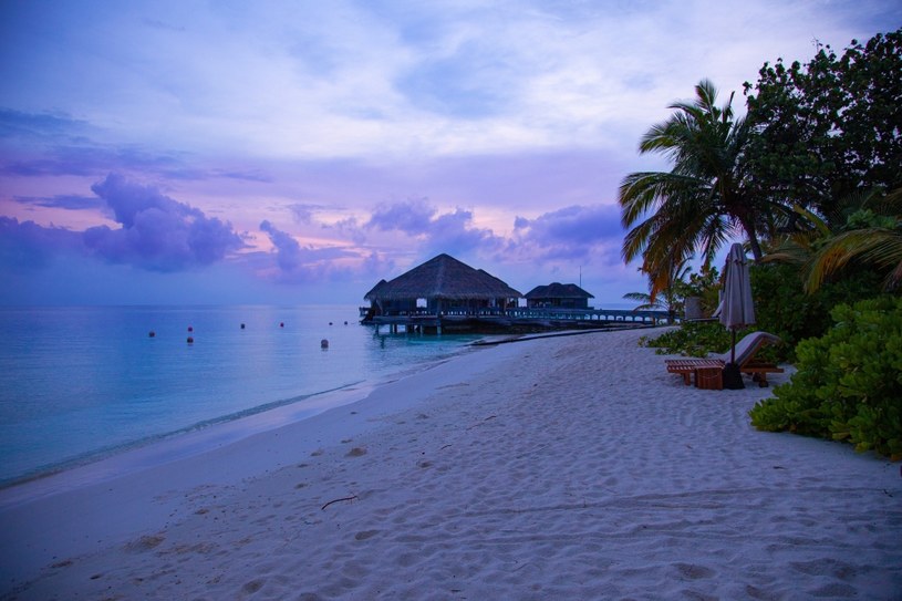 Malediwy słyną z pięknych plaż i błękitnej wody. Rajskie wyspy już wkrótce mogą jednak zniknąć pod wodą. /Pixel
