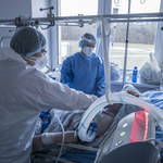 Maleje liczba wszystkich ozdrowieńców. Co się dzieje?