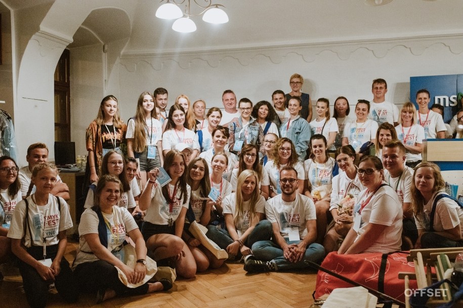 Małgorzata Andrysiak i Krystian Stopka z Fundacji Akuratna z festiwalowymi wolontariuszami /OFFSET /