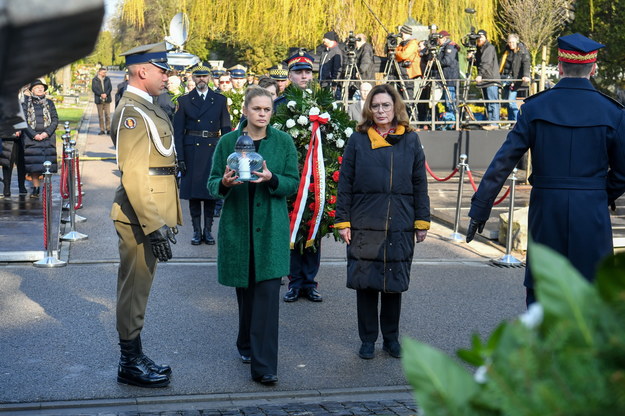 Małgorzata Kidawa-Błońska i Barbara Nowacka przy pomniku ofiar katastrofy smoleńskiej /Andrzej Lange /PAP