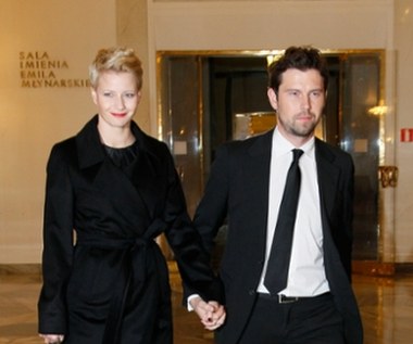 Małgorzata Kożuchowska i Bartłomiej Wróblewski (9 lat różnicy)

30 sierpnia Małgorzata Kożuchowska świętowała 12. rocznicę ślubu z młodszym o 9 lat Bartłomiejem Wróblewskim. Połączyło ich ważne wydarzenie – poznali się w samolocie lecąc do Rzymu na uroczystości związane z pogrzebem Jana Pawła II. Para unika blasku fleszy, ale ze względu na wyjątkową okazję aktorka pochwaliła się zdjęciem ślubnym na Instagramie: „Dwanaście lat temu wyszłam za mąż za Bartka! Mój mąż Bartek to moja miłość, moje wsparcie, moja busola i mój port! Dziękuję,że jesteś ze mną! Zawsze!”. Małżonkowie w 2014 roku doczekali się dziecka – syna Janka Franciszka. 
