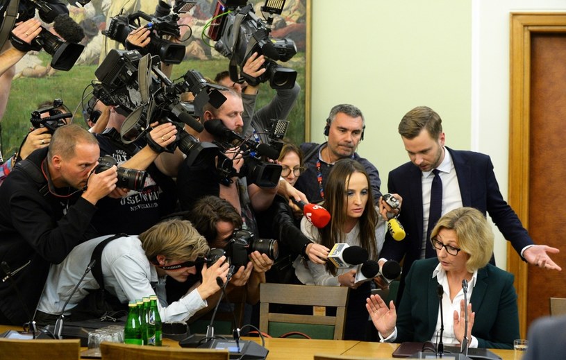 Małgorzata Motylow w otoczeniu mediów /Jan Bielecki /East News