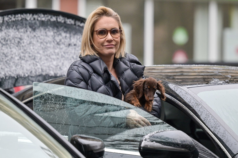 Małgorzata Ohme z narzeczonym i psem wsiadają do auta /pomponik exclusive