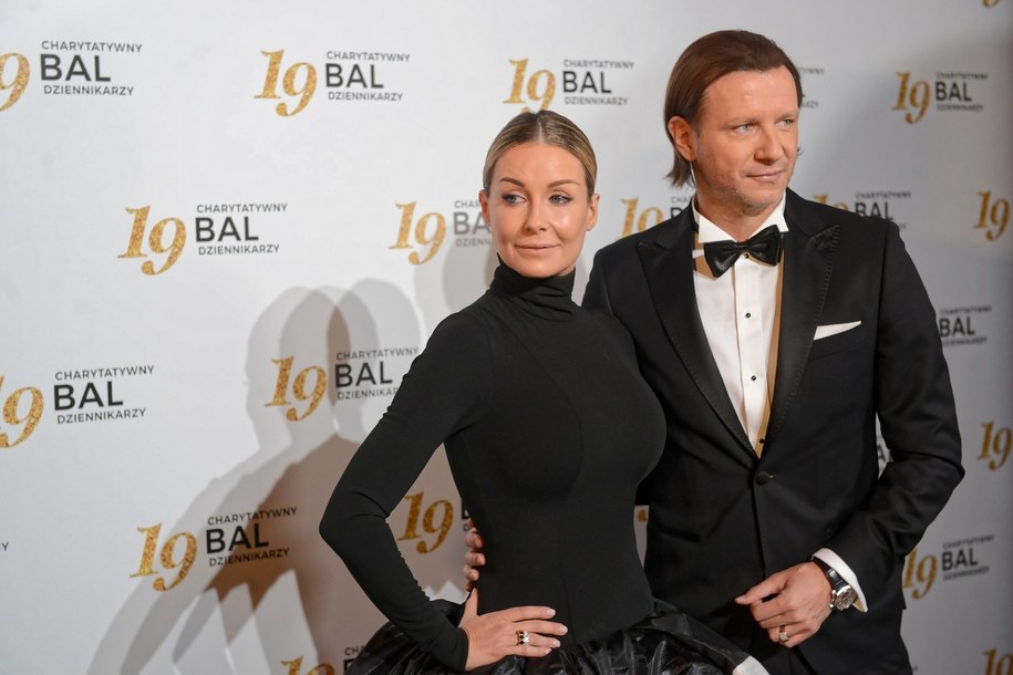 Małgorzata Rozenek-Majdan i Radosław Majdan pozują do zdjęcia podczas 19. Charytatywnego Balu Dziennikarzy, luty 2019 / 	Jakub Kamiński    /PAP