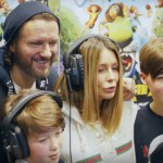 Małgorzata Rozenek-Majdan i Radosław Majdan z dziećmi w dubbingu animacji "Krudowie 2"