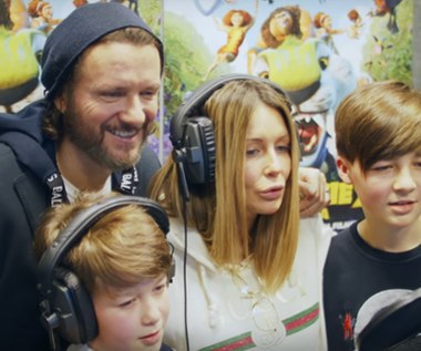 Małgorzata Rozenek-Majdan i Radosław Majdan z dziećmi w dubbingu animacji "Krudowie 2"