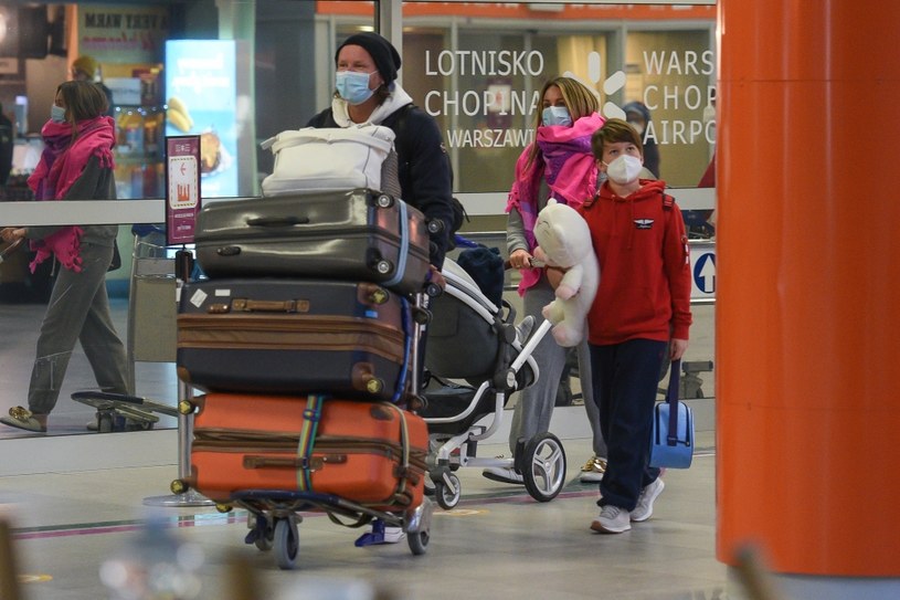 Małgorzata Rozenek-Majdan na lotnisku z rodziną po powrocie z Meksyku /brak /pomponik exclusive
