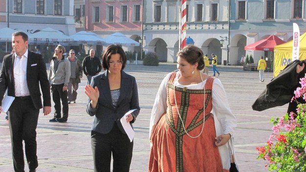 Małgorzata Steckiewicz i Dominika Lipska - przewodniczka w stroju stylizowanym na II połowę XVI wieku /Jacek Skóra /RMF FM