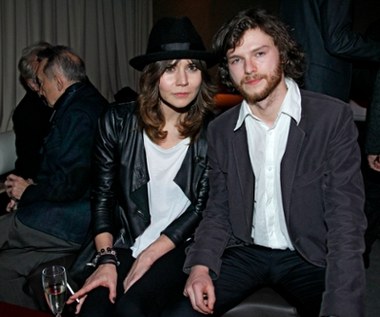 Małgorzata Szumowska i Mateusz Kościukiewicz (13 lat różnicy)

Związek reżyserki i aktora od lat wzbudza mnóstwo emocji. Para poznała się na planie filmowym i szybko między nimi zaiskrzyło. Zanim Szumowska związała się z młodszym o 13 lat Kościukiewiczem, była żoną Michała Englerta, który od ich rozstania jest partnerem Mai Ostaszewskiej. Następnie zakochani pobrali się w 2012 roku i obecnie uznawani są za zgrane małżeństwo. Doczekali się też córki – Aliny. 
