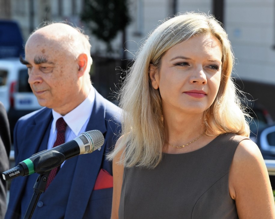 Małgorzata Wassermann i prof. Krzysztof Stypuła (w tle) podczas konferencji prasowej w Krakowie /	Jacek Bednarczyk   /PAP