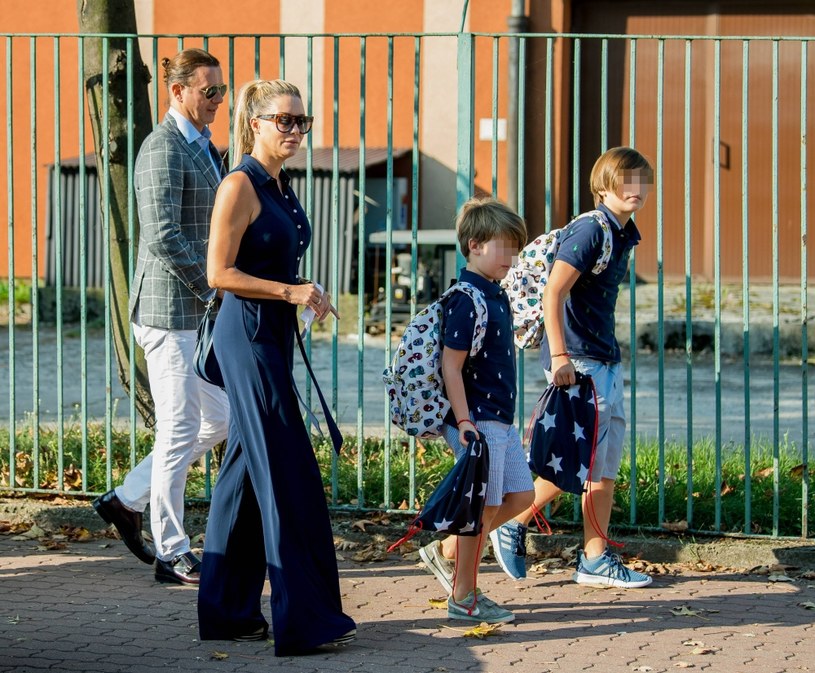 Małgorzata z Radosławem i synami. Tadzio i Staś musieli dźwigać plecaki, które ich przedsiębiorcza mama reklamowała na Instagramie kilka dni temu. /Newspix