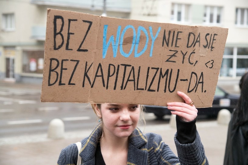 Mali przedsiębiorcy nie mają czasu na dyskusje o ociepleniu klimatu. Na zdj. manifestacja młodzieży /Wojciech Stróżyk /Reporter