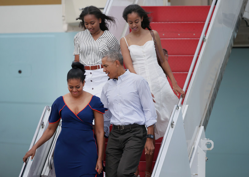 Malia Obama i Sasha Obama często wyglądały jak dwie, zwykłe, amerykańskie nastolatki, czym zaskarbiły sobie sympatię Amerykanów /Boston Globe /Getty Images