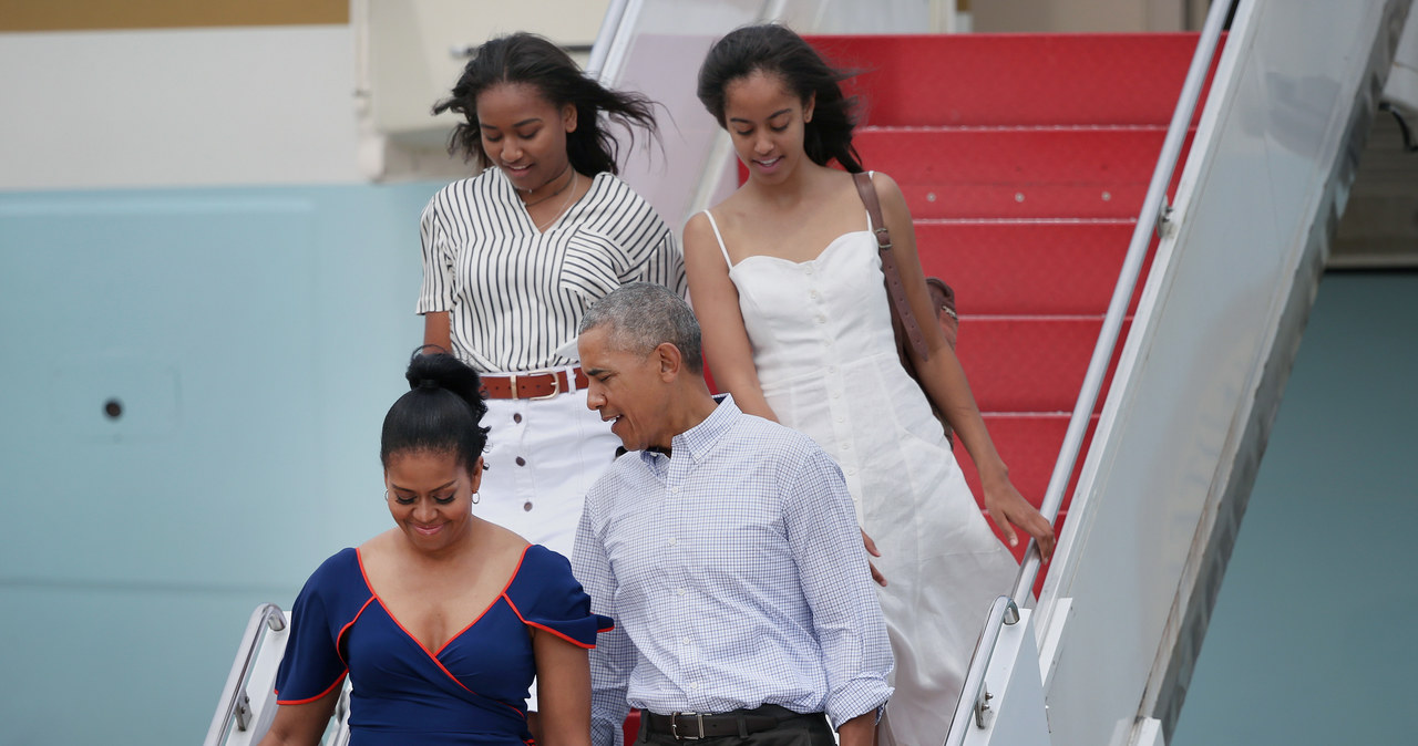 Malia Obama i Sasha Obama często wyglądały jak dwie, zwykłe, amerykańskie nastolatki, czym zaskarbiły sobie sympatię Amerykanów /Boston Globe /Getty Images