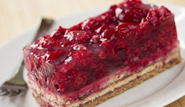 Malinowe ciasto na herbatnikach. Idealny deser na wiosnę 