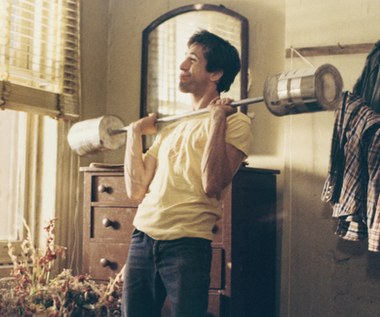 Mało kto wie, że budżet "Taksówkarza" nie był wysoki. Film został zrealizowany za niecałe 2 miliony dolarów. Udało się jednak "zamknąć" w tej kwocie tylko dlatego, że Robertowi De Niro nie zależało na pieniądzach. Według doniesień, odrzucił propozycję roli w innym filmie za 500 tysięcy dolarów, a przyjął ofertę Scorsese za (tylko) 35 tysięcy. Również scenarzysta zgodził się na kilkukrotnie niższe wynagrodzenie od tego, które proponowano mu przy innych projektach.   