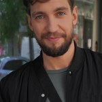 Mało kto wie, że jest synem znanej aktorki. To gwiazda uwielbianego serialu