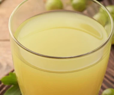 Mało kto wie, że sok z tych owoców pomaga zbić gorączkę. Przy okazji dba o stawy i łagodzi stres