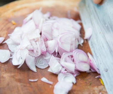 Mało kto wie, że ta cebula wspiera zdrowie serca, odporność i łagodzi stany zapalne. Warto jeść regularnie